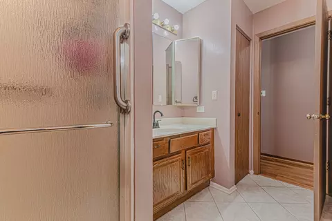 Bath - 5 Creekside Cir #B, Elgin, IL 60123 photo 3 of 4