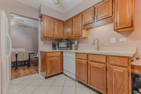 Kitchen - 5 Creekside Cir #B, Elgin, IL 60123 photo 3 of 4