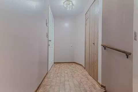 Entry Way - 5 Creekside Cir #B, Elgin, IL 60123 photo 3 of 4