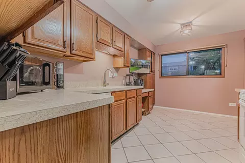 Kitchen - 5 Creekside Cir #B, Elgin, IL 60123 photo 2 of 4