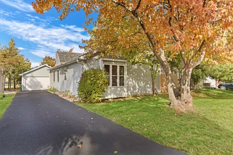 130 Shadydell Ave, Mundelein, IL 60060