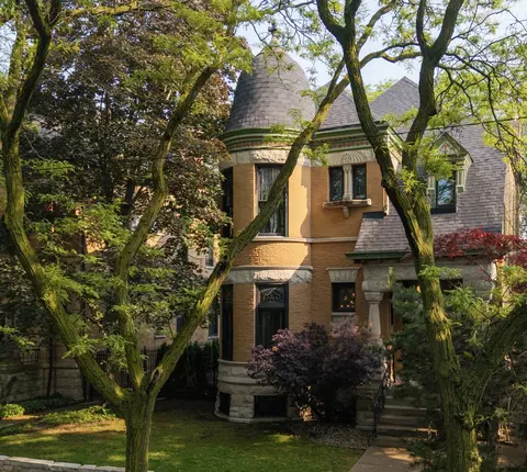 2138 W Caton St, Chicago, IL 60647