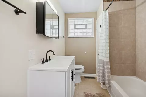 Bath - 9556 S Bennett Ave, Chicago, IL 60617 photo 1 of 2