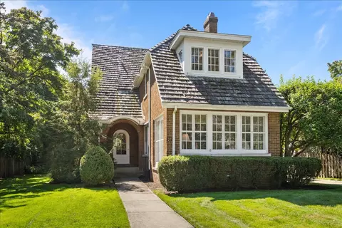 27 Logan Ter, Golf, IL 60029