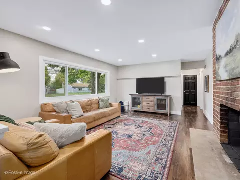 Living - 2 Sunset Ln, Algonquin, IL 60102 photo 3 of 3
