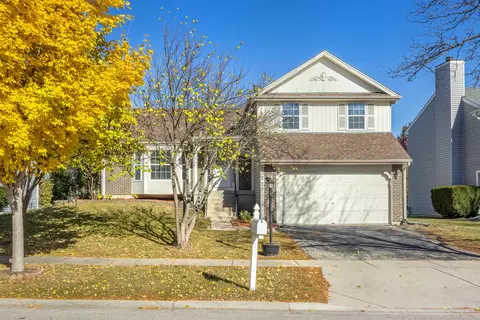 77 Brookstone Dr, Streamwood, IL 60107