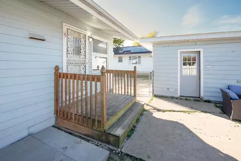 Exterior - 111 E Royal Dr, Dekalb, IL 60115 photo 5 of 7