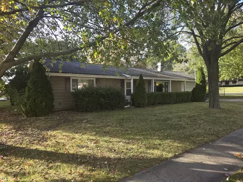 601 Country Ln, Bloomington, IL 61704