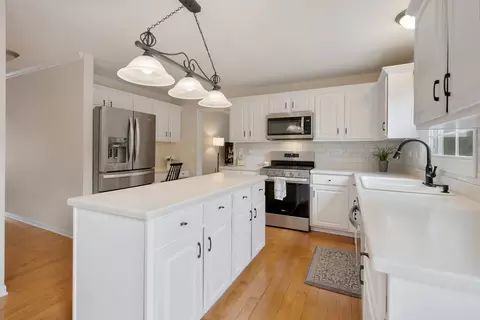 Kitchen - 1971 Peach Tree Ln, Algonquin, IL 60102 photo 3 of 3