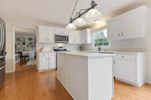 Kitchen - 1971 Peach Tree Ln, Algonquin, IL 60102 photo 2 of 3