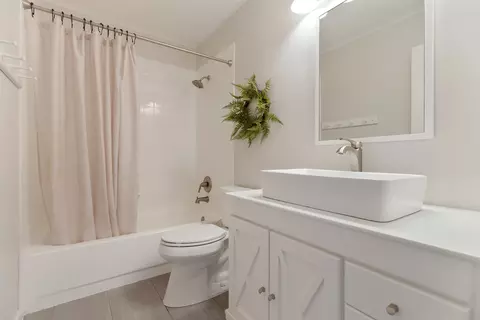 Bath - 1971 Peach Tree Ln, Algonquin, IL 60102 photo 4 of 4