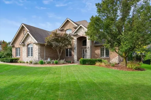 12984 Waterford Dr, Lemont, IL 60439