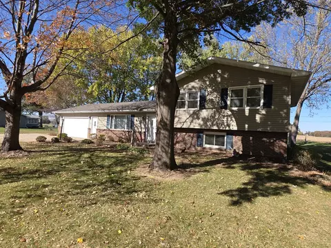 5102 Spruce St, Sterling, IL 61081