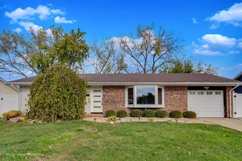 660 S Newport St, Roselle, IL 60172