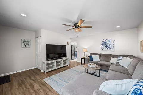 585 Amherst Ln, Hoffman Estates, IL 60169 photo 5