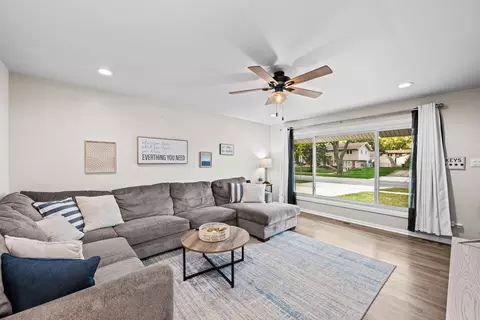 585 Amherst Ln, Hoffman Estates, IL 60169 photo 6