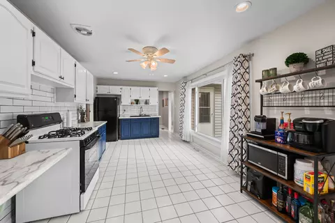 585 Amherst Ln, Hoffman Estates, IL 60169 photo 11