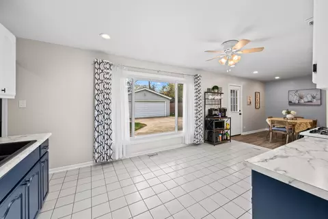 585 Amherst Ln, Hoffman Estates, IL 60169 photo 8