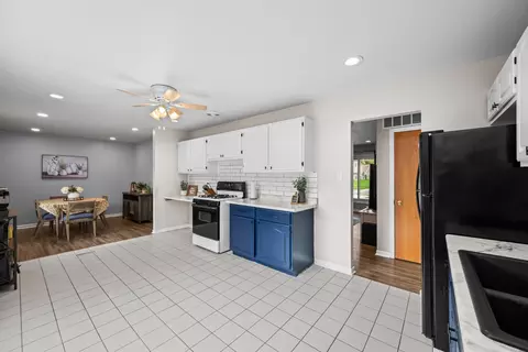 585 Amherst Ln, Hoffman Estates, IL 60169 photo 9