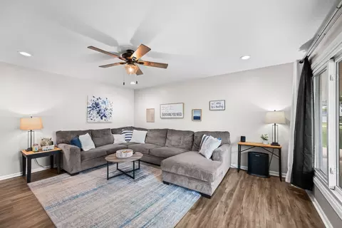 585 Amherst Ln, Hoffman Estates, IL 60169 photo 4