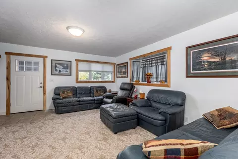 Living - 605 Pinetree Rd, Streator, IL 61364 photo 1 of 2