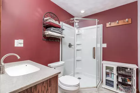 Bath - 605 Pinetree Rd, Streator, IL 61364 photo 1 of 2