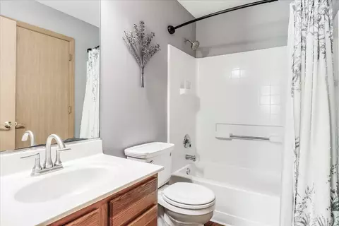 Bath - 600 Spring Dr, Marengo, IL 60152 photo 1 of 4