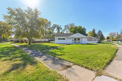 275 Blackhawk Dr, Park Forest, IL 60466