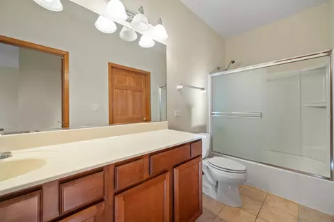 Bath - 1176 Heathrow Ln, Aurora, IL 60502 photo 2 of 2