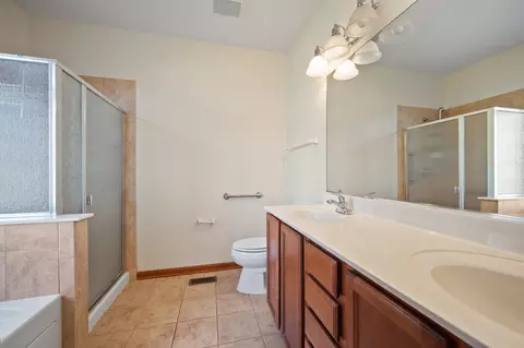 Bath - 1176 Heathrow Ln, Aurora, IL 60502 photo 1 of 2