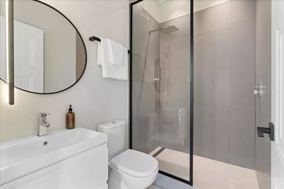 Bath - 4232 W Belmont Ave #5, Chicago, IL 60641 photo 6 of 6