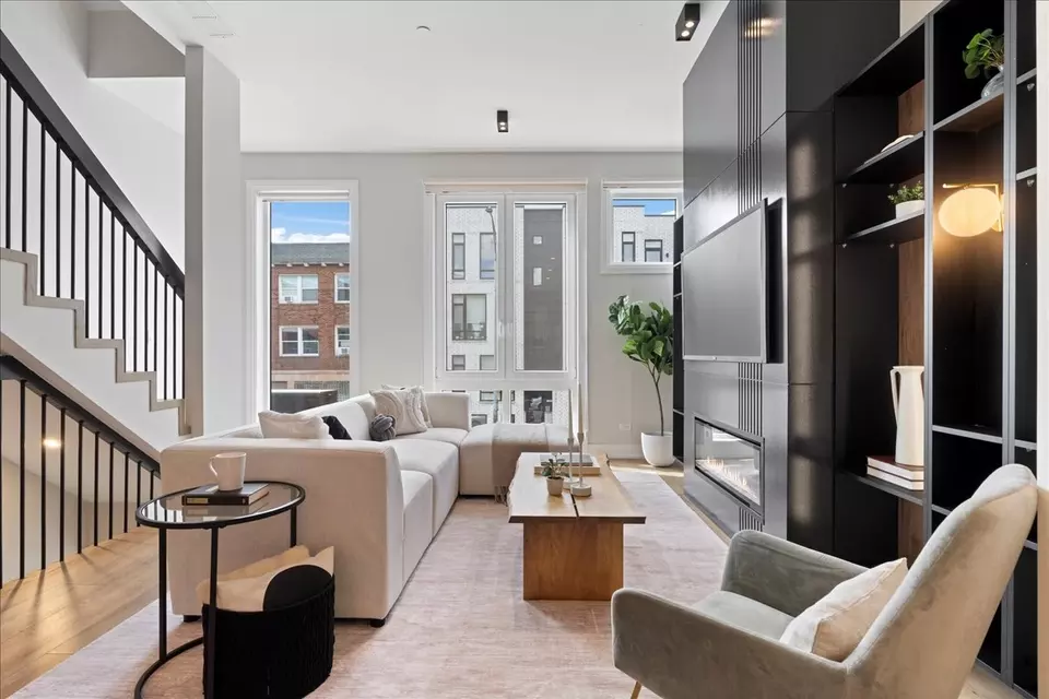 Living - 4232 W Belmont Ave #5, Chicago, IL 60641 photo 2 of 5