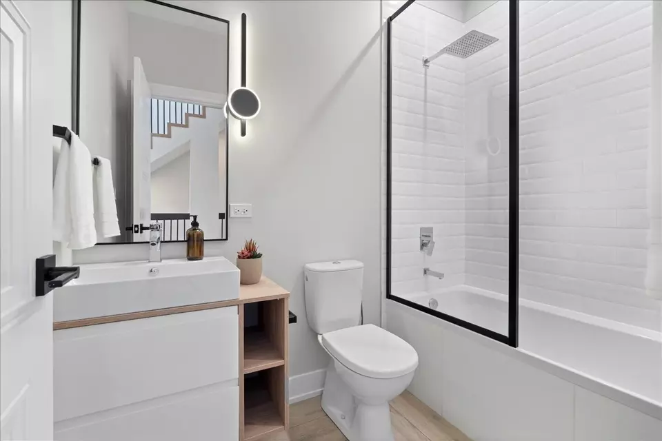 Bath - 4232 W Belmont Ave #5, Chicago, IL 60641 photo 5 of 6