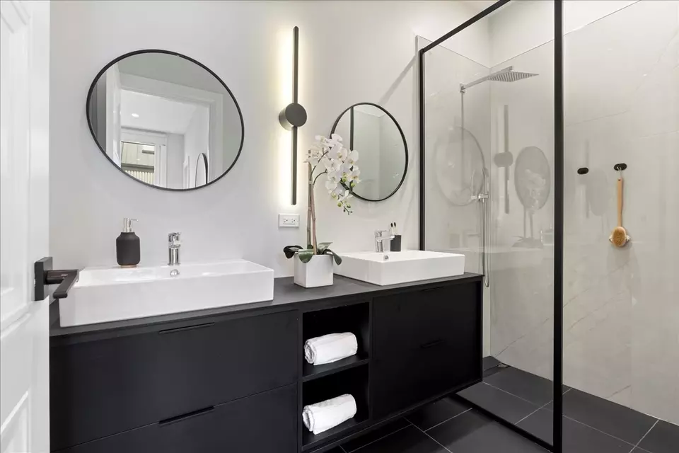 Bath - 4232 W Belmont Ave #5, Chicago, IL 60641 photo 2 of 6