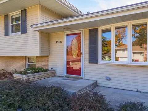 1306 Anderson St, Bloomington, IL 61701 photo 2