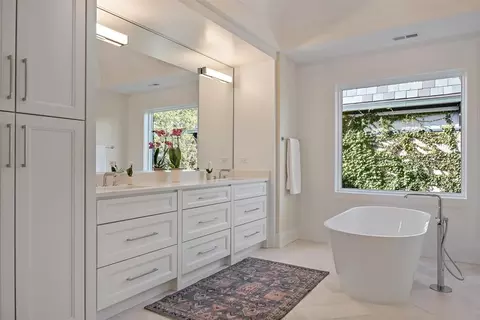 Bath - 889 Cherry St, Winnetka, IL 60093 photo 2 of 12