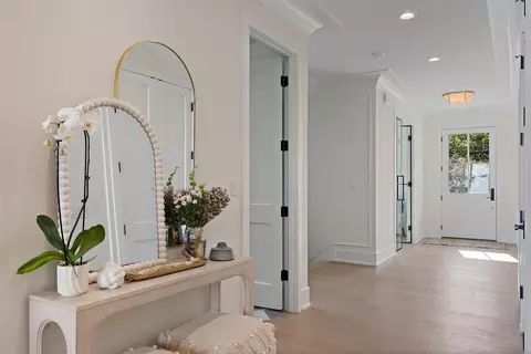 Entry Way - 889 Cherry St, Winnetka, IL 60093 photo 1 of 10
