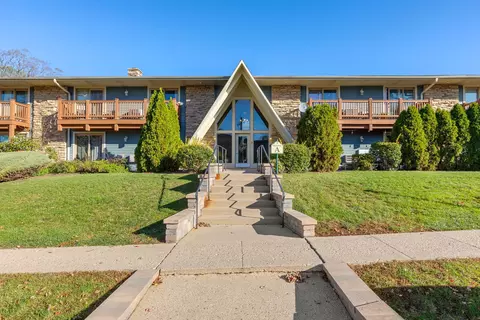 300 Opatrny Dr #107, Fox River Grove, IL 60021