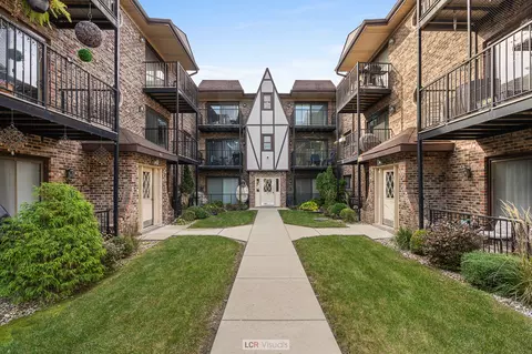 7616 W Lawrence Ave #2B, Harwood Heights, IL 60706