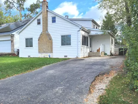 908 Ridge Ave, Wauconda, IL 60084