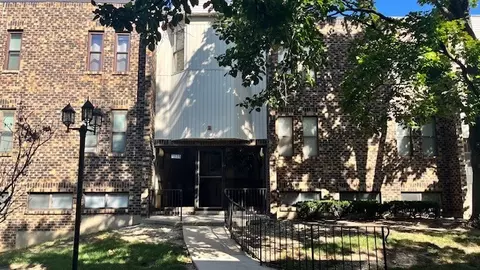 2275 Country Club Dr #22, Woodridge, IL 60517