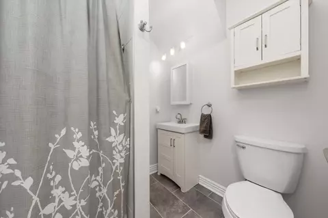 Bath - 197 Herrick Rd, Riverside, IL 60546 photo 2 of 3