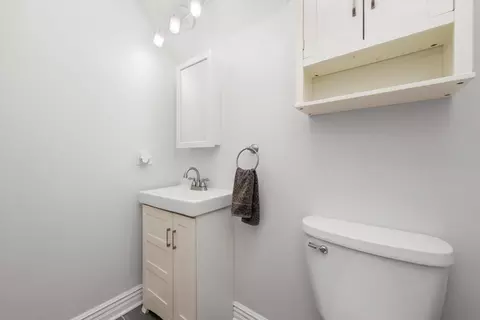 Bath - 197 Herrick Rd, Riverside, IL 60546 photo 3 of 3