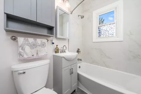 Bath - 197 Herrick Rd, Riverside, IL 60546 photo 1 of 3