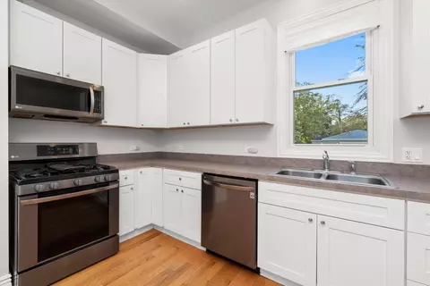 Kitchen - 197 Herrick Rd, Riverside, IL 60546 photo 3 of 3