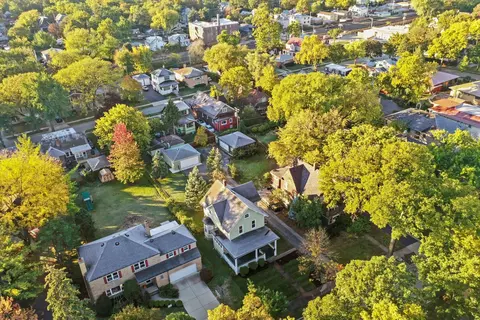 View/Area - 197 Herrick Rd, Riverside, IL 60546 photo 2 of 5