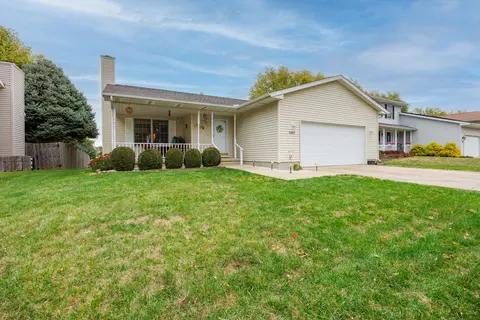 2803 Binghampton Ln, Bloomington, IL 61705