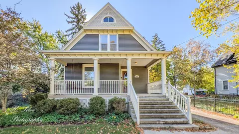 389 Lincoln Ave, Woodstock, IL 60098