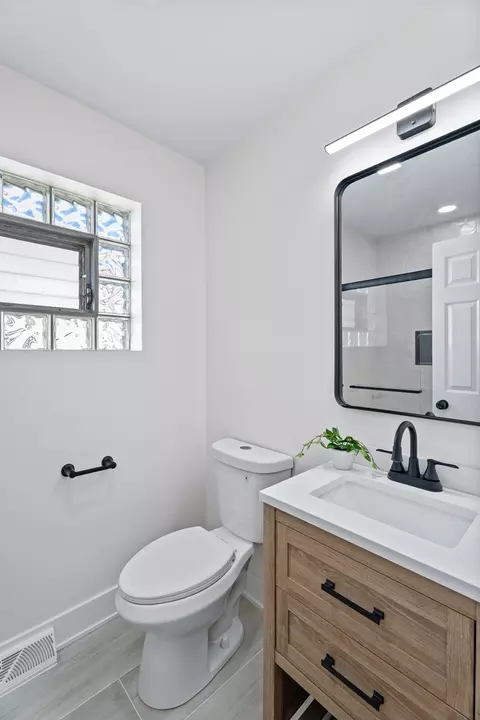 Bath - 5253 S Mobile Ave, Chicago, IL 60638 photo 1 of 2