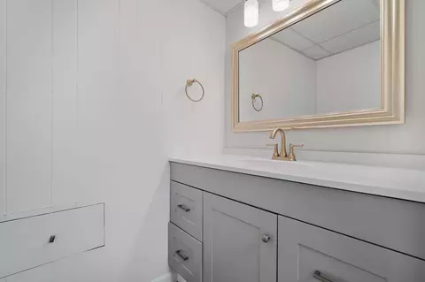 Bath - 319 Hillside Ln, Bloomington, IL 61701 photo 3 of 3